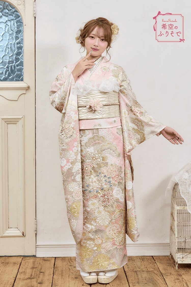 落ち着きと可愛らしさを両立したくすみベージュ振袖